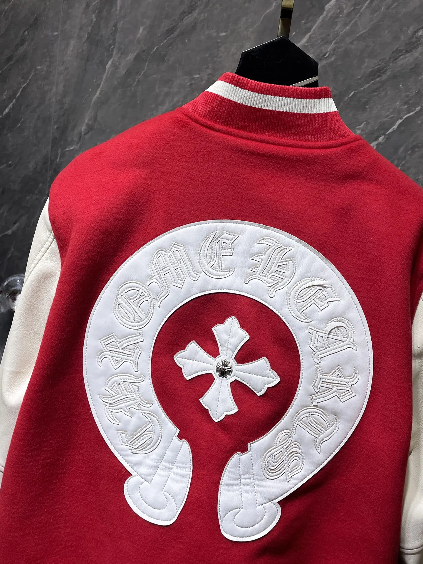 P436 Chrome Hearts 🍁Winter clothing is here🍁 Sanskrit cross woolen leather sleeves spliced ​​with baseball embroidery cotton clothes, heavy embroidery ➕ special craftsmanship for double sleeve splicing, counter synchronization, heavy industry! ! Customized version of thickened woolen fabric, silk lining, customized version of hardware, not the ordinary version on the market! ! 🌈Recommended colors: black red 🌈Code numbers: S, M, L, XL
